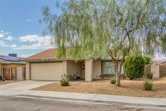6977 Pleasant View Ave in Las Vegas, NV - Building Photo - Building Photo