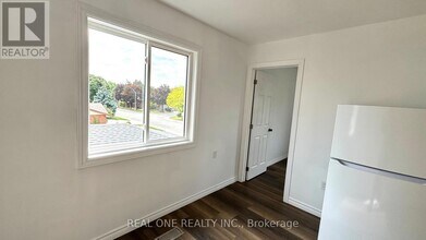 56 Skylark Dr in Hamilton, ON - Building Photo - Building Photo