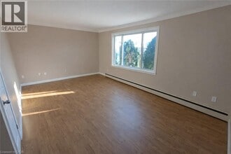 250 Highland Rd W in Stoney Creek, ON - Building Photo - Building Photo