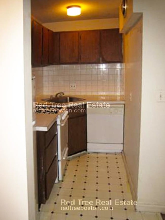 144 Kenrick St in Boston, MA - Foto de edificio - Building Photo