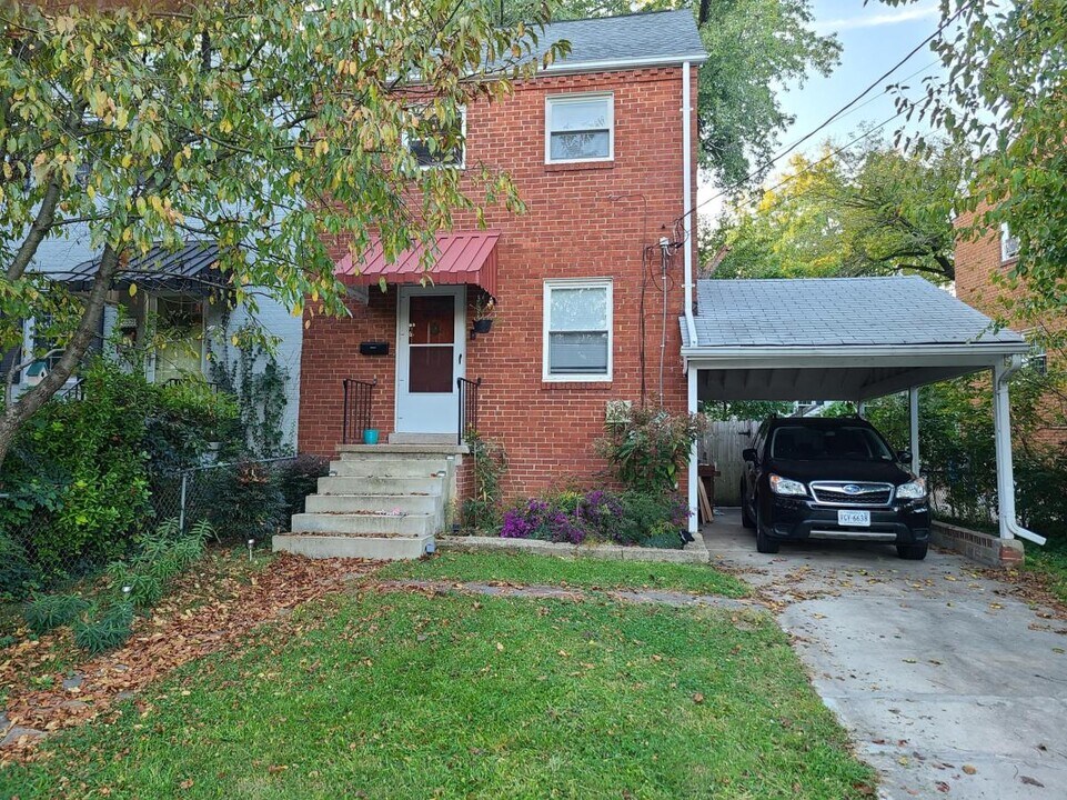6907 Little Falls Rd in Arlington, VA - Foto de edificio