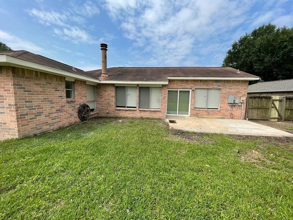 451 Oakdale Dr in Stafford, TX - Building Photo