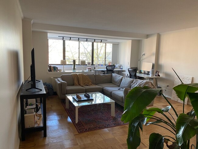 property at 9 Hawthorne Pl