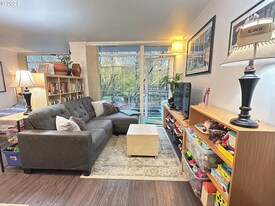 533 NE Holladay St in Portland, OR - Building Photo