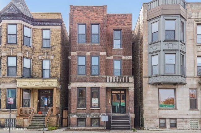 property at 853 W Addison St