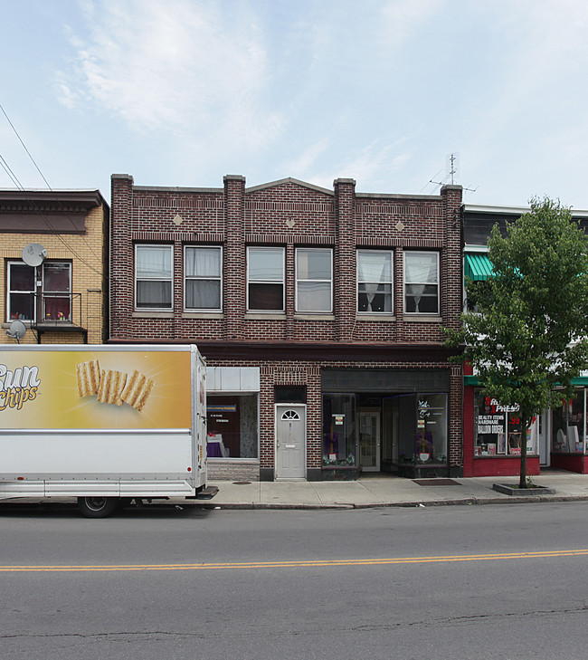 6 Unit Mixed-Use Multi-Family in Schenectady, NY - Foto de edificio - Building Photo