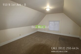 910 N First Ave in Evansville, IN - Foto de edificio - Building Photo