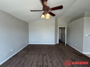 11910 Stonington St in Bakersfield, CA - Foto de edificio - Building Photo