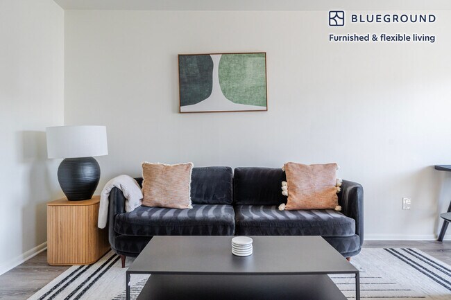 2850 15th Ave W, Unit SI FL2-ID881 in Seattle, WA - Building Photo - Building Photo