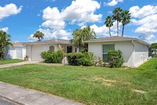 7403 Populus Dr in Port Richey, FL - Building Photo
