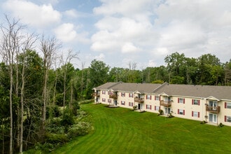 Seneca Pointe Senior Apartments in West Seneca, NY - Foto de edificio - Building Photo