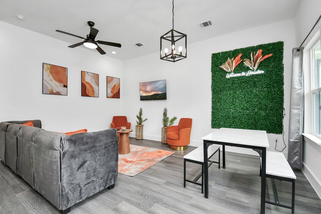 4909 Higgins St in Houston, TX - Building Photo