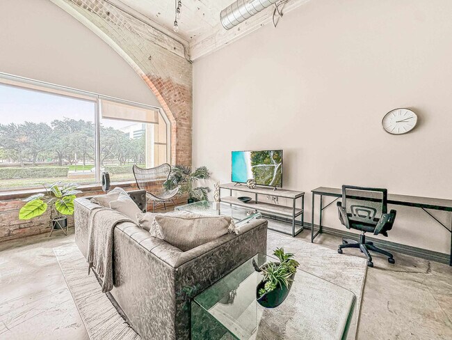 555 Evergreen St in Dallas, TX - Foto de edificio - Building Photo