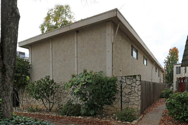 Capitol Court Apartments in Sacramento, CA - Building Photo - Building Photo