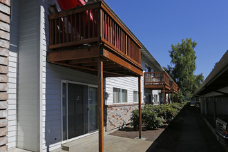 Lake Crest Apartments in Milwaukie, OR - Building Photo - Building Photo