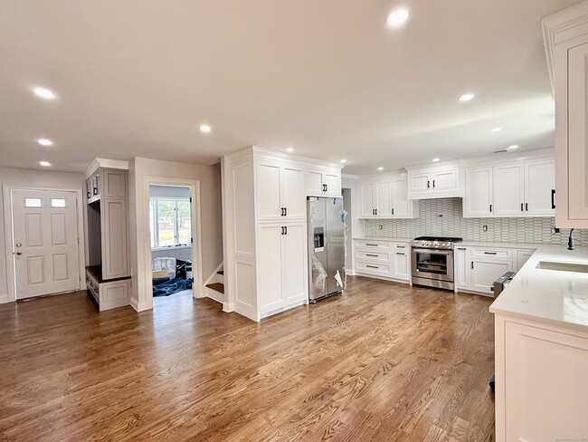 40 E Pasadena Pl in Bridgeport, CT - Building Photo - Building Photo