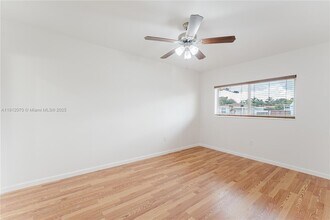 1020 SW 74th Ave in Miami, FL - Foto de edificio - Building Photo