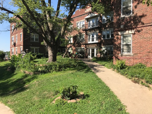 Massasoit Apartments in Atchison, KS - Building Photo