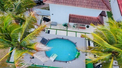 16950 SW 93rd Ave in Palmetto Bay, FL - Foto de edificio - Building Photo
