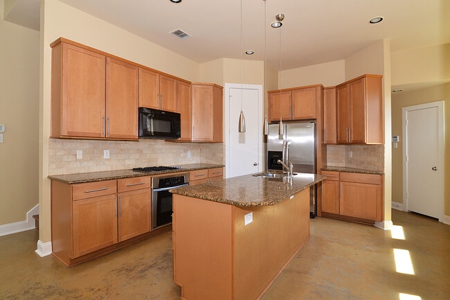 5629 Longview St in Dallas, TX - Foto de edificio - Building Photo