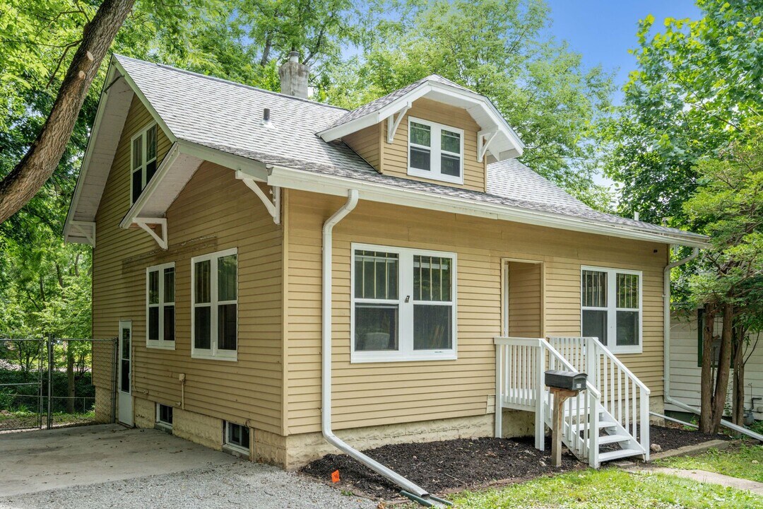 815 River St in Iowa City, IA - Building Photo