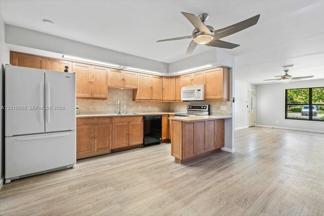 property at 1367 Riverside Cir