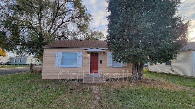 property at 1328 E Longfellow Ave