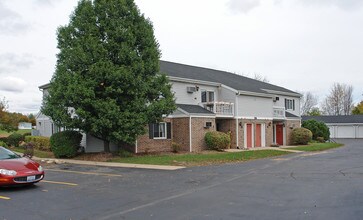 Marina Shores Apartments in Waterford, WI - Building Photo - Building Photo