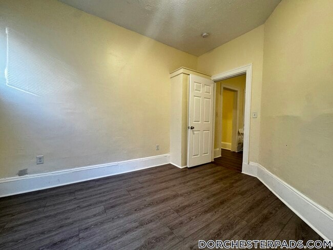 81 Ruthven St, Unit 1 in Boston, MA - Foto de edificio - Building Photo