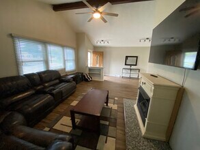 606 E Jasper St in Pleasantville, IA - Foto de edificio - Building Photo