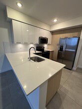 2152 NE 168th St, Unit A1 in North Miami Beach, FL - Foto de edificio - Building Photo