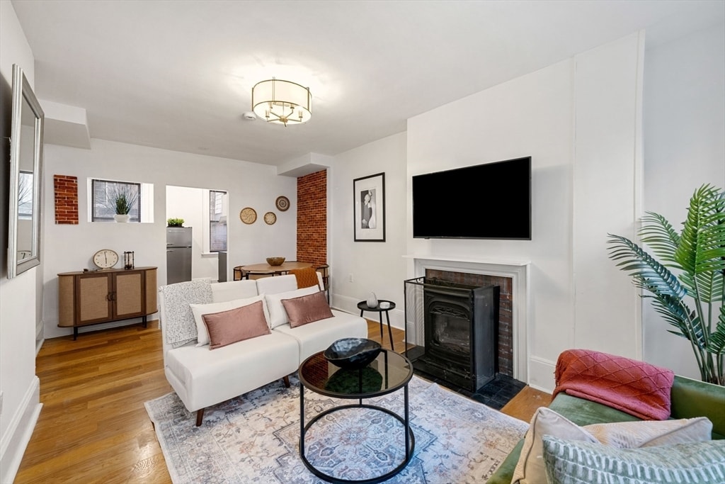 102 Revere St, Unit 1 in Boston, MA - Foto de edificio