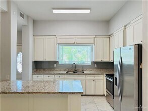 1213 S Veterans Blvd in Edinburg, TX - Building Photo - Building Photo
