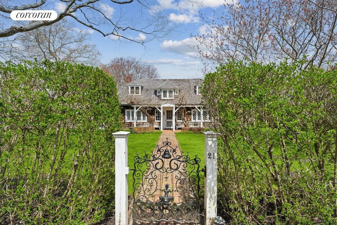 21 Ochre Ln in Southampton, NY - Building Photo