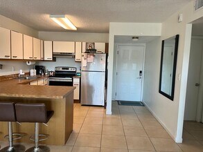 8005 Lake Dr in Doral, FL - Building Photo - Building Photo