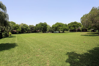 Lakeside Apartments in Brownsville, TX - Building Photo - Building Photo