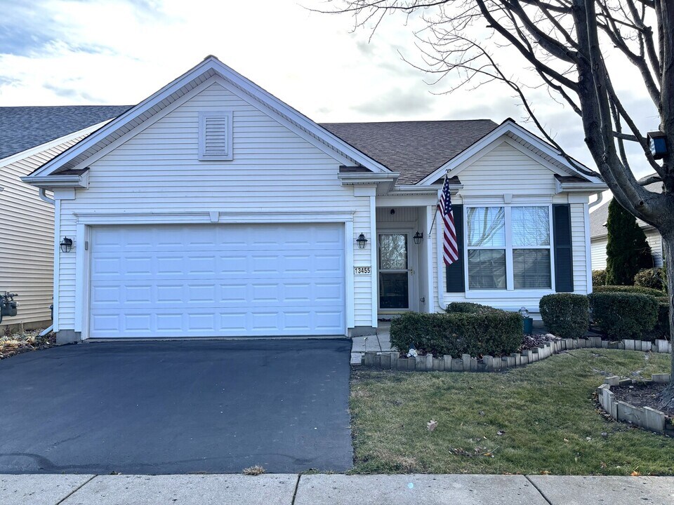 13455 Nealy Rd in Huntley, IL - Building Photo