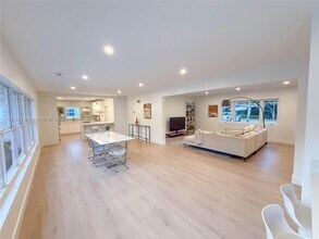 1300 NE 102nd St in Miami Shores, FL - Foto de edificio - Building Photo