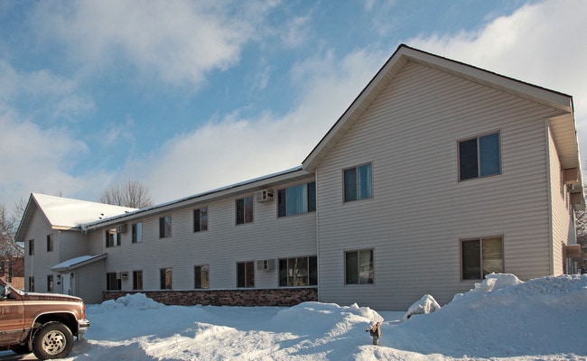 Hanson Apartments in Willmar, MN - Building Photo - Building Photo