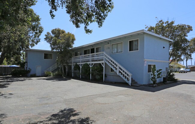 302 S Myers St in Oceanside, CA - Foto de edificio - Building Photo