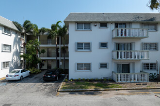 Palm Court Apartments in Miami, FL - Building Photo - Building Photo