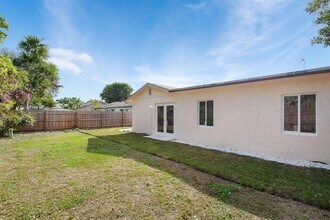 9611 Saddlebrook Dr in Boca Raton, FL - Building Photo - Building Photo