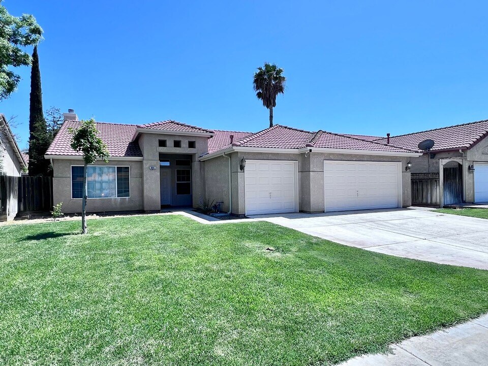 654 Winery Ct in Los Banos, CA - Building Photo
