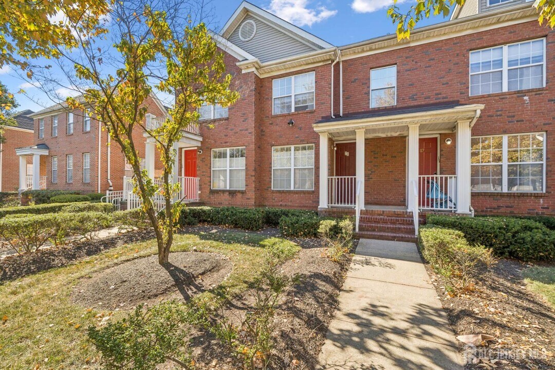 21 Park Square in Metuchen, NJ - Building Photo