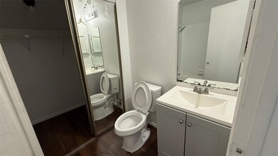 9839 Walnut St, Unit 210 in Dallas, TX - Building Photo - Building Photo