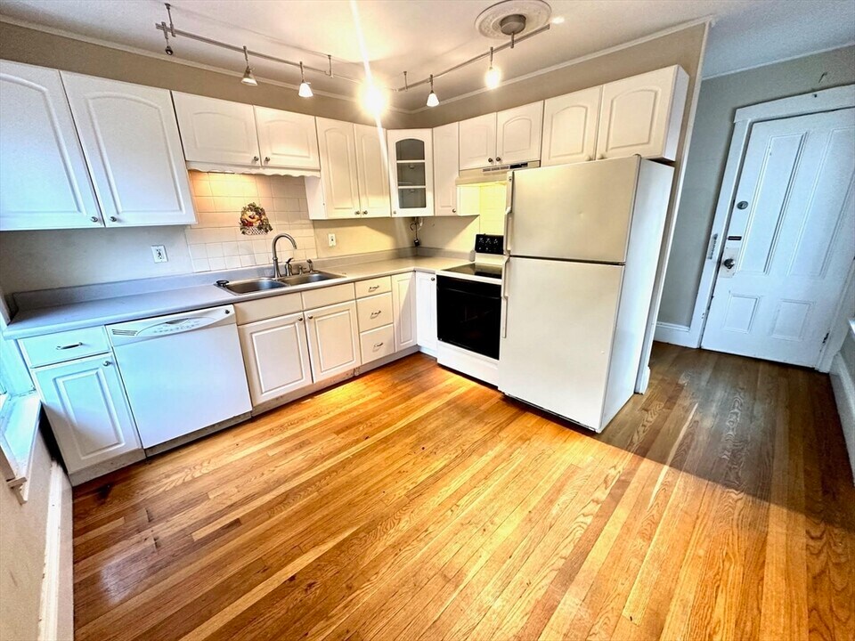 6 Grant St in Natick, MA - Building Photo