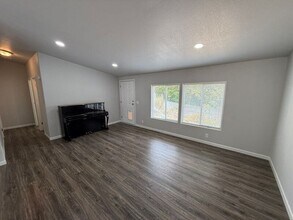 865 Vista Ave SE in Salem, OR - Building Photo - Building Photo