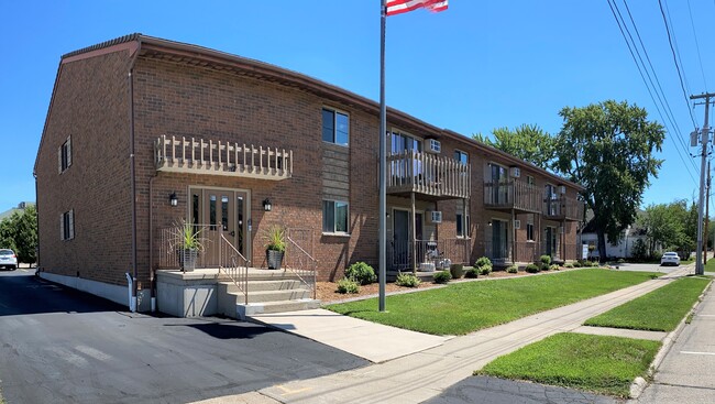 Neenah Riverwalk Apartments in Neenah, WI - Foto de edificio - Building Photo