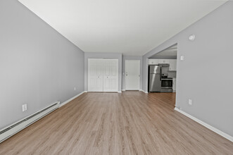 Pembrooke Court Apartments in Manchester, CT - Building Photo - Building Photo