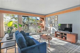 2251 N Triphammer Rd, Unit E10 in Ithaca, NY - Foto de edificio - Building Photo